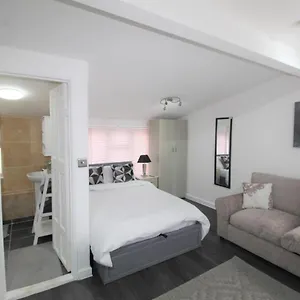 Apartment 2 Min Walk To Upton Park Station, London
